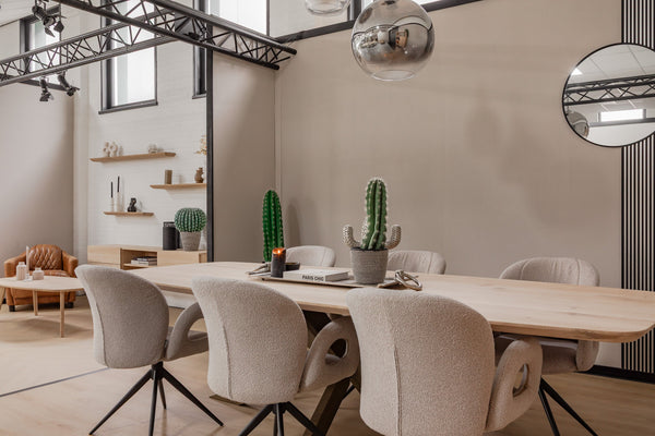 Waarom een eikenhouten eettafel de basis vormt van je interieur