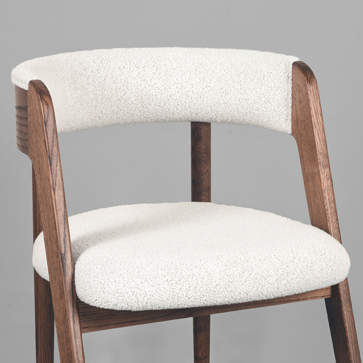 Eetkamerstoel Sasha - Ecru - Boucle - Walnoot Houten Frame